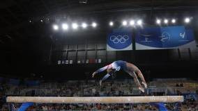 Simone Biles se apresenta na final da trave da ginástica artística das Olimpíadas 2020