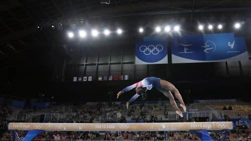 Simone Biles se apresenta na final da trave da ginástica artística das Olimpíadas 2020