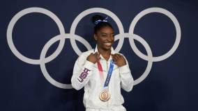 Simone Biles sorri ao posar com a medalha de bronze na final da trave da ginástica artística das Olimpíadas 2020