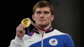 Russo Evloev Musa celebra conquista do ouro na luta greco-romana até 97kg