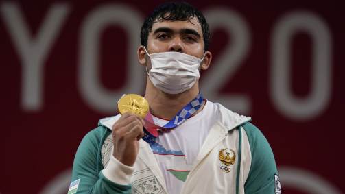 Akbar Djuraev, do Uzbequistão, ficou com medalha de ouro no levantamento de peso 109kg