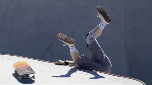 Ainda no skate, mas sem acertar ninguém, o canadense Andy Anderson sofre queda durante prova preliminar