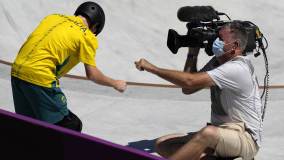 Profissional, o cinegrafista continuou a filmar sentado no concreto e, depois, cumprimentou Kieran Woolley