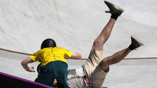 A força da colisão, no final da primeira apresentação de Woolley no skate park, fez o profissional cair para trás 