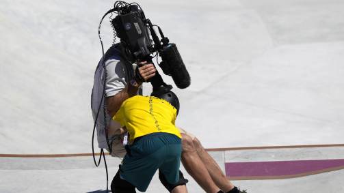 Em classificatória do skate park, australiano Kieran Woolley mudou de rota repentinamente e se chocou contra cinegrafista