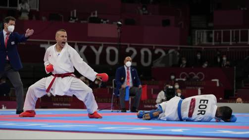 O letão Kalnins reage após nocautear Derafshipour em luta classificatória do kumite até 67kg