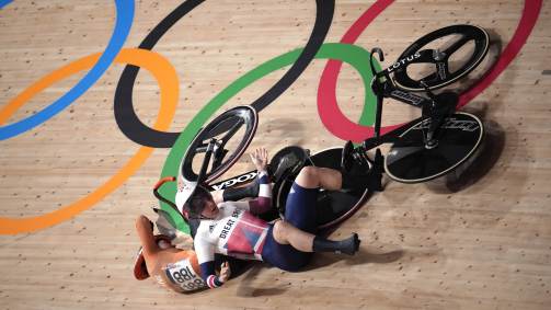Britânica Katy Marchant e holandesa Laurine van Riessen colidem na prova de keirin no ciclismo olímpico