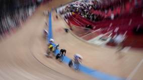 Ainda no velódromo, na cidade japonesa de Izu, homens competem na prova de ciclismo omnium