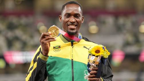 Hansle Parchment (Jamaica) com a medalha de ouro da prova de 100m com barreiras