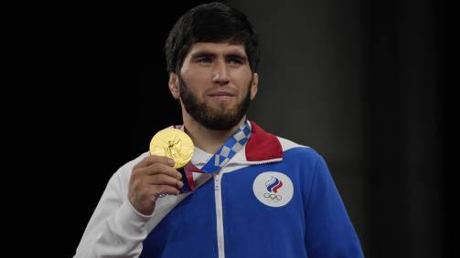 Lutador russo Zavur Uguev com a medalha de ouro da luta livre - 57kg