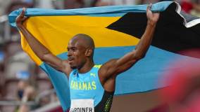 Steven Gardiner, de Bahamas, foi o vencedor da prova masculina de 400m rasos