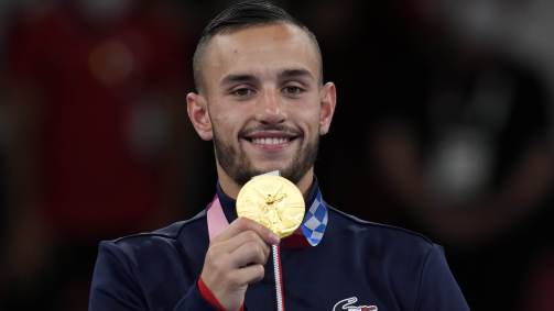 Steven da Costa, da França, com a medalha de ouro do karatê kumite - 67kg