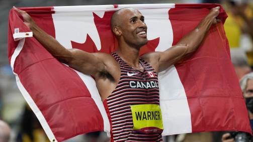 Damian Warner (Canadá) celebra conquista do ouro no decatlo