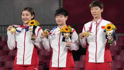 Chen Meng, Sun Yingsha e Wang Manyu, da China, medalistas de ouro no tênis de mesa feminino