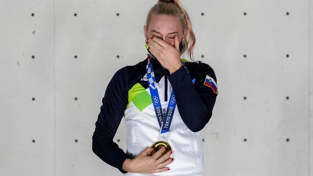 Janja Garnbret (da Eslovênia) ficou com ouro na escalada esportiva combinada nas Olímpiadas de Tóquio 2020/ David Goldman - 6.ago.2021/AP