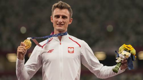 Dawid Tomala (Polônia) recebe ouro conquistado na véspera na prova da marcha atlética 50km