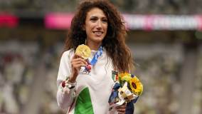 Antonella Palmisano, da Itália, recebe o ouro da marcha atlética 20km vencida na sexta-feira