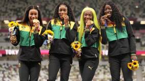 Velocistas da Jamaica receberam a medalha de ouro do revezamento 4x100m; prova foi vencida na sexta (6)