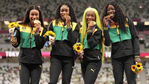 Velocistas da Jamaica receberam a medalha de ouro do revezamento 4x100m; prova foi vencida na sexta (6)
