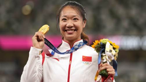Shiying Liu (China) recebeu neste sábado ouro conquistado na véspera no lançamento de dardo