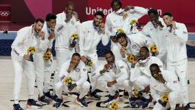 Jogadores de basquete dos EUA celebram conquista do tetracampeonato olímpico