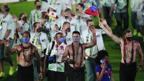 Sem camisa, atletas da delegação de Samoa participam da cerimônia de encerramento