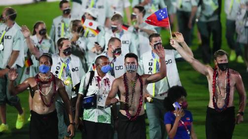 Sem camisa, atletas da delegação de Samoa participam da cerimônia de encerramento