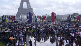 Em Paris, sede dos Jogos de 2024, multidão acompanha encerramento das Olimpíadas de Tóquio