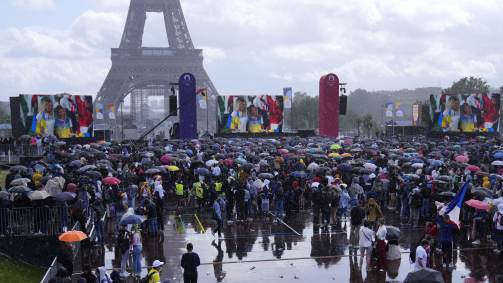 Em Paris, sede dos Jogos de 2024, multidão acompanha encerramento das Olimpíadas de Tóquio
