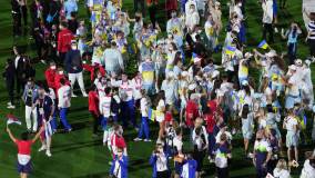 Atletas de Paraguai e Ucrânia se cumprimentam no Estádio Olímpico