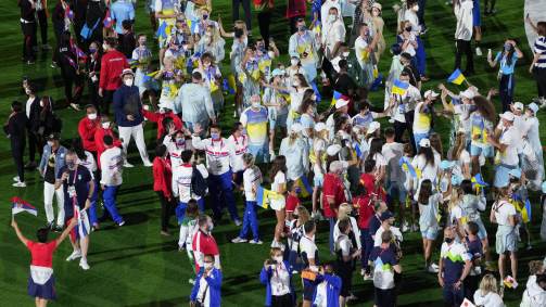 Atletas de Paraguai e Ucrânia se cumprimentam no Estádio Olímpico