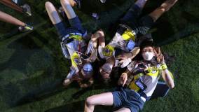 Atletas da austrália deitaram no gramado do estádio olímpico para tirar foto durante cerimônia