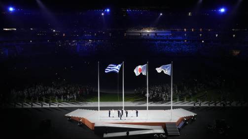 Bandeiras da Grécia, Japão e das Olimpíadas, após execução do hino olímpico