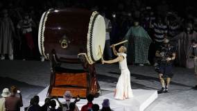 Execução de música tradicional japonesa tocada com tambores de taikô