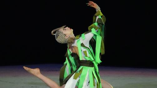 Performance artística durante a cerimônia de encerramento dos Jogos