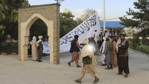 Combatentes do Talibã erguem bandeira do grupo na residência do governador em Ghazni