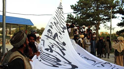 Combatentes do Talibã erguem bandeira do grupo na residência do governador em Ghazni