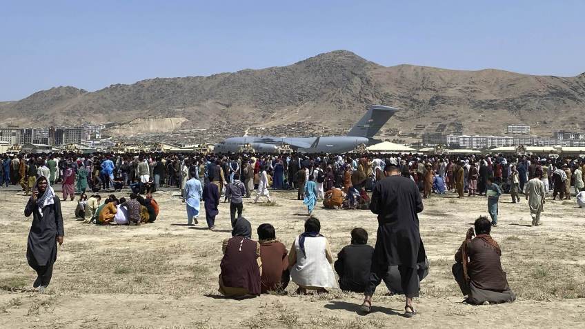 Centenas de afegãos invadiram aeroporto de Cabul para tentar fugir do país / Shekib Rahmani - 16.ago.2021/AP