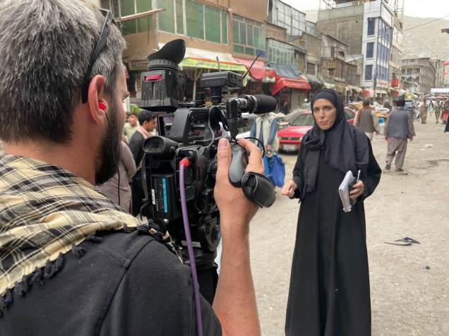 Clarissa Ward em rua de Cabul, no Afeganistão/ Brent Swails/CNN via AP