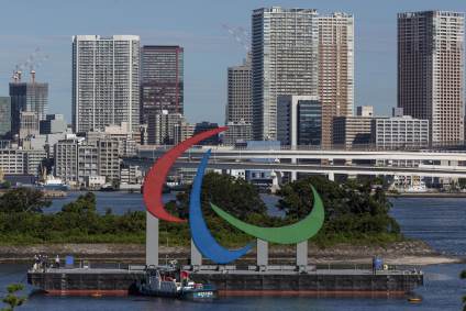 Símbolo paralímpico ilustra a paisagem da marina de Tóquio durante a realização dos Jogos na capital japonesa