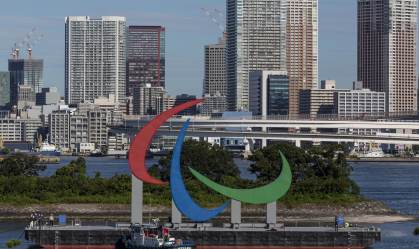 Símbolo paralímpico ilustra a paisagem da marina de Tóquio durante a realização dos Jogos na capital japonesa