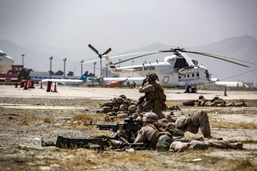 Soldados americanos fazem a segurança da região do Aeroporto de Cabul, no Afeganistão / US Marine Corps/AP