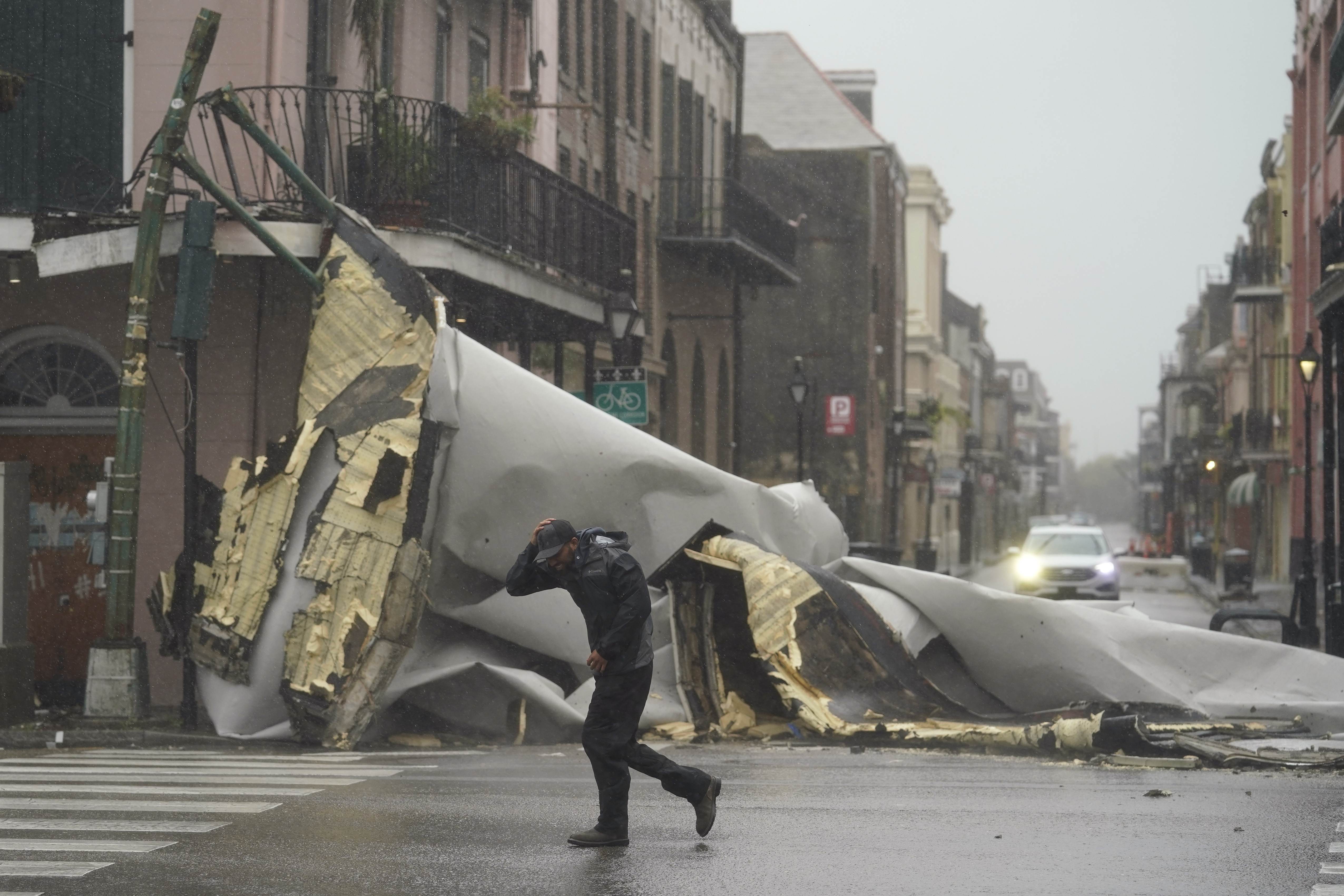 Homem passa por edifício danificado pela passagem do furacão Ida no French Quarter em Nova Orleans, nos EUA