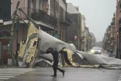 Homem passa por edifício danificado pela passagem do furacão Ida no French Quarter em Nova Orleans, nos EUA