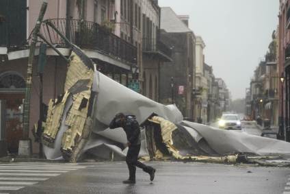Homem passa por edifício danificado pela passagem do furacão Ida no French Quarter em Nova Orleans, nos EUA