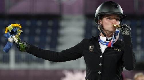Alemã Julia Krajewski celebra ouro do concurso completo individual no hipismo