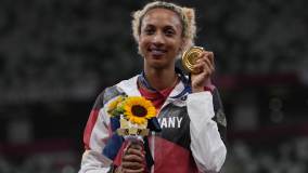 Alemã Malaika Mihambo recebe medalha de ouro conquistada no salto em distância