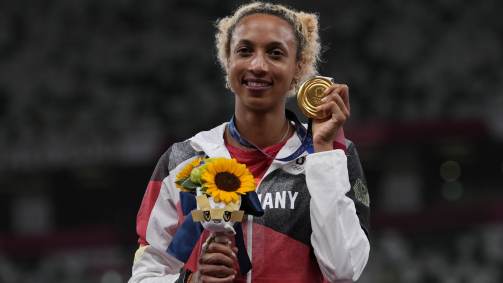 Alemã Malaika Mihambo recebe medalha de ouro conquistada no salto em distância