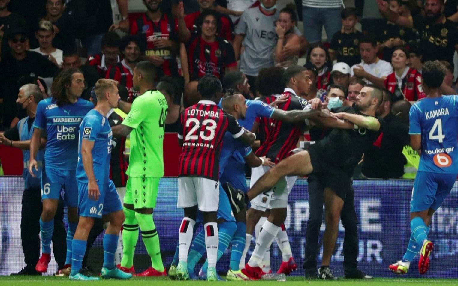 Após invadir campo, torcedor do Nice chuta o atacante Dimitri Payet, do Olympique de Marseille