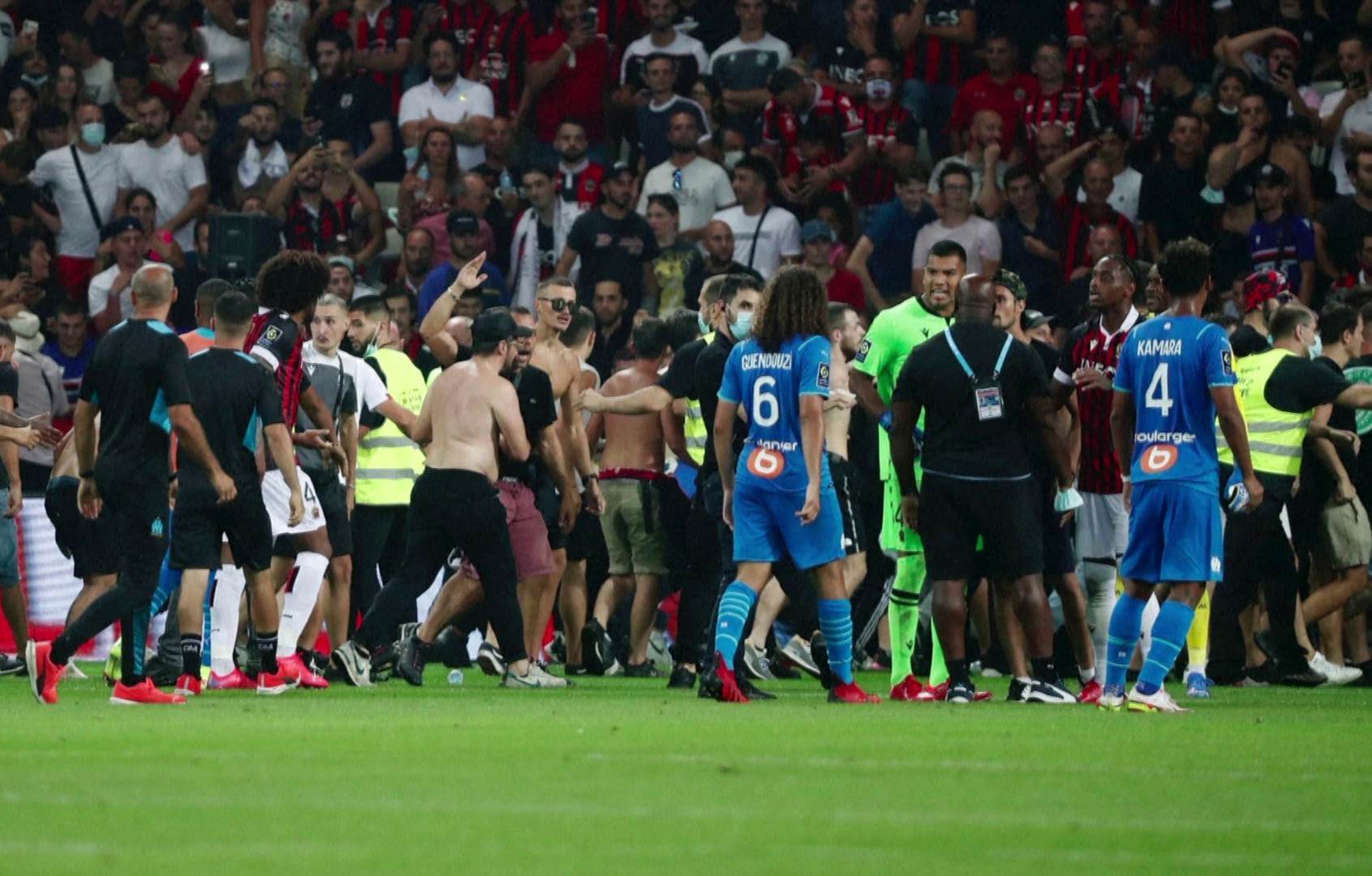 Após invasão dos torcedores do Nice, Olympique de Marseille se recusou a voltar a campo / Reuters (22.ago.2021)